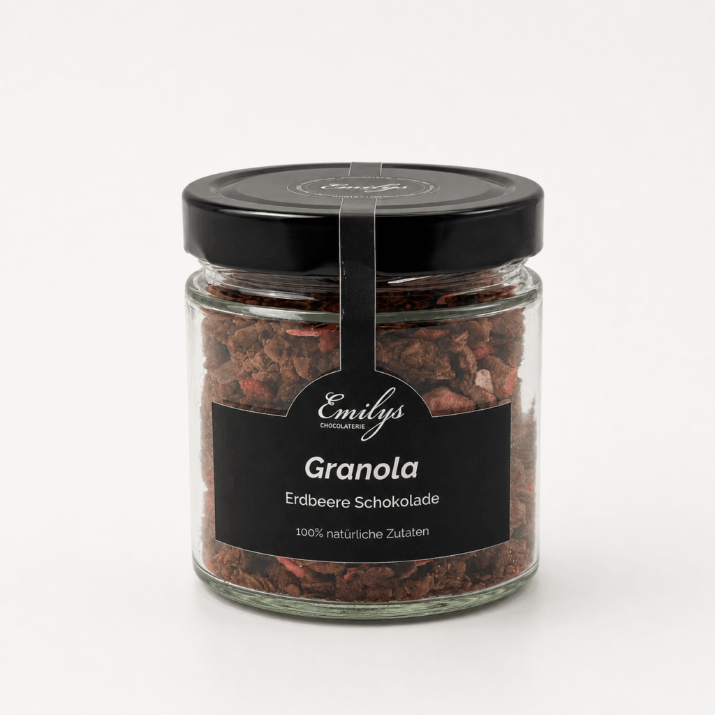 Granola Erdbeere Schokolade im Glas vor fast weißem Hintergrund – Emily's Chocolaterie