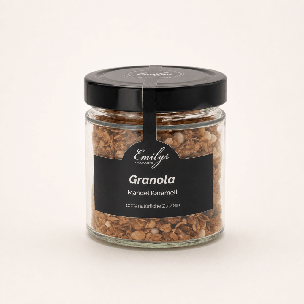 Granola Mandel Karamell im Glas vor fast weißem Hintergrund