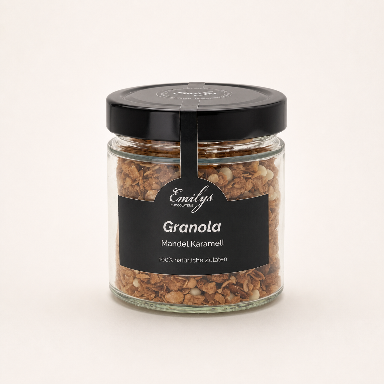 Granola Mandel Karamell im Glas vor fast weißem Hintergrund