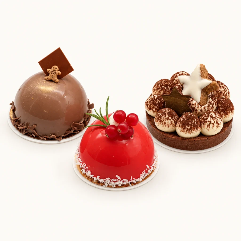 Drei Adventstörtchen: Kirsch-Punsch, Lotus-Zimt und Tiramisu vor hellem Hintergrund