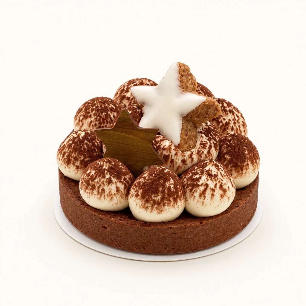 Adventstörtchen Tiramisu auf heller Unterlage vor sehr hellem Hintergrund