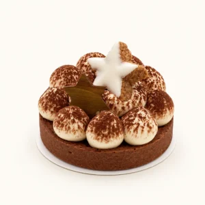 Adventstörtchen Tiramisu auf heller Unterlage vor sehr hellem Hintergrund