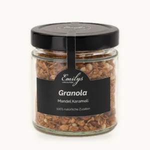 Granola Mandel Karamell im Glas vor fast weißem Hintergrund