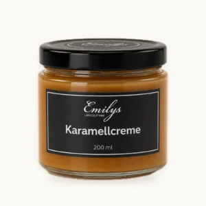 Karamellcreme im 200-ml-Glas vor fast weißem Hintergrund