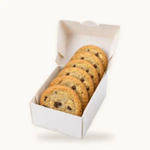 Schmale Cookie-Box mit sechs aufrecht hintereinander stehenden Cookies