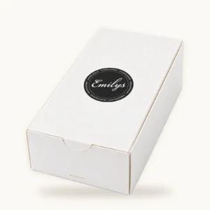 Weiße schmale Cookie-Box mit schwarzem Emilys-Aufkleber