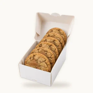 Schmale Cookie-Box mit sechs aufrecht hintereinander stehenden Cookies