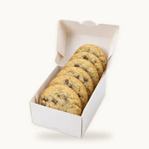 Schmale Cookie-Box mit sechs aufrecht hintereinander stehenden Cookies