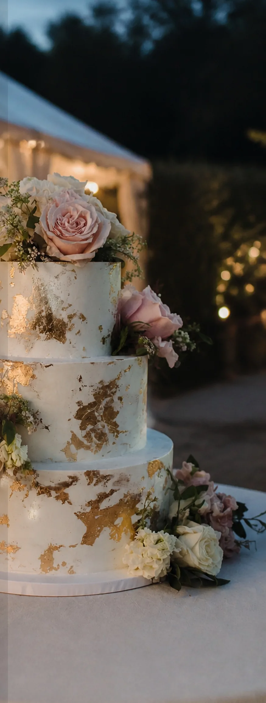 Hochzeitstorte „Die Royale“ am Abend im Garten