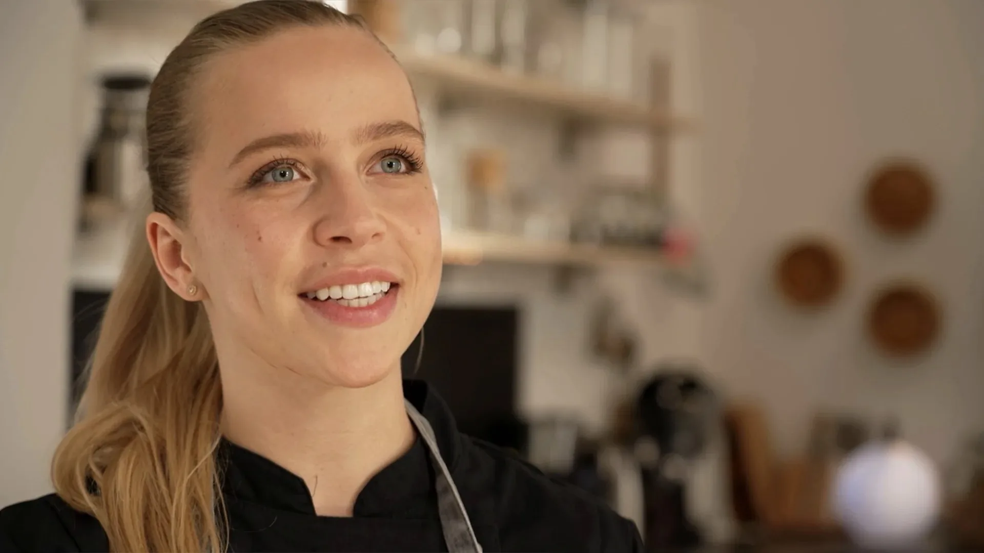 Konditormeisterin Emily Gorden lächelt in einer Küche