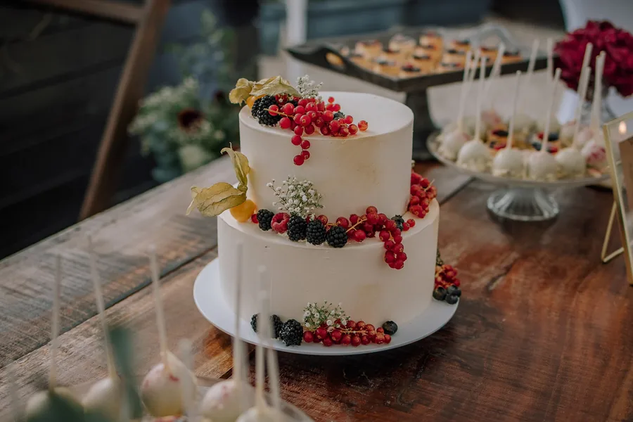 Hochzeitstorte mit Beeren