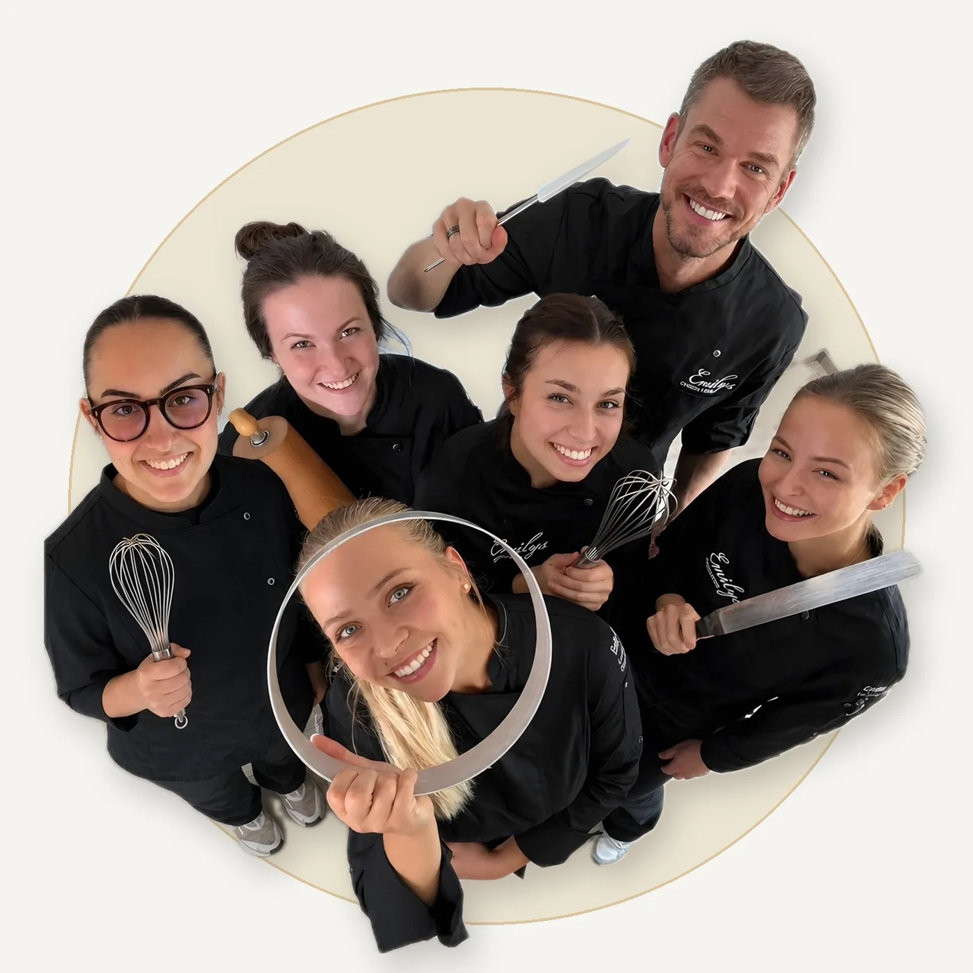 Das Team von Emilys Chocolaterie mit Schneebesen, Nudelholz und Tortenring