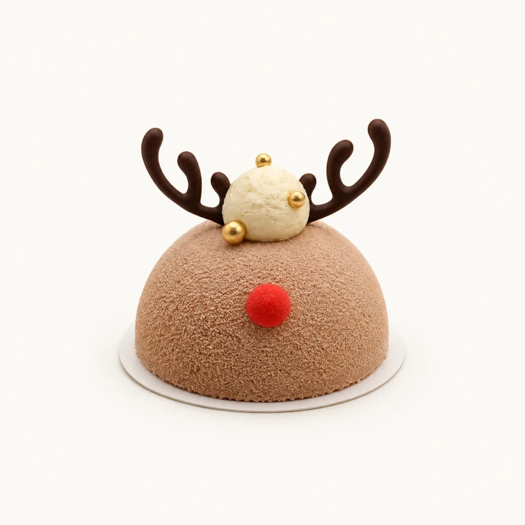 Weihnachtstörtchen Rudolph auf heller Unterlage vor sehr hellem Hintergrund