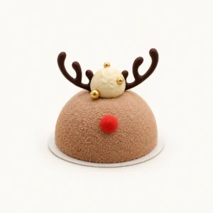 Weihnachtstörtchen Rudolph auf heller Unterlage vor sehr hellem Hintergrund
